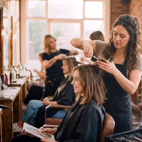 Stein Note – Friseurteam bei der Arbeit